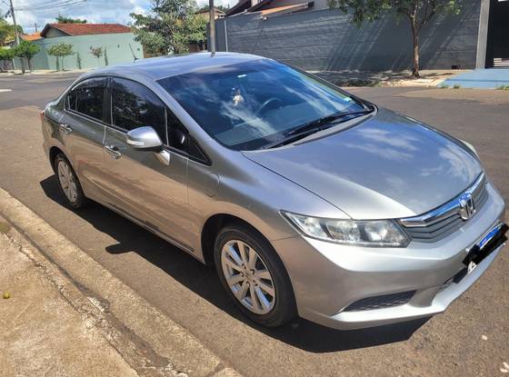 HONDA CIVIC 1.8 LXS 16V FLEX 4P AUTOMÁTICO HONDA CIVIC 1.8 LXS 16V FLEX 4P AUTOMÁTICO